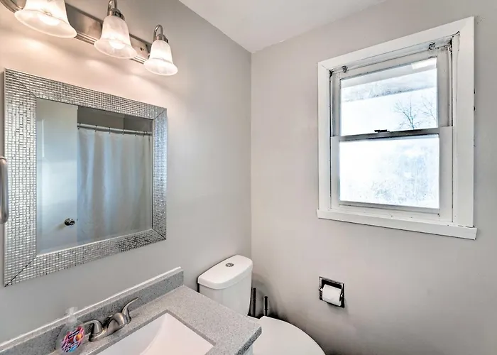 Family-friendly W/ Private Yard! Holiday home