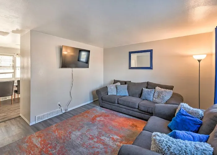 Family-friendly W/ Private Yard! Hébergement de vacances Rockford