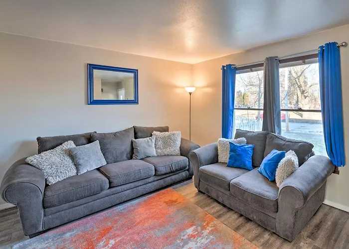 Family-friendly W/ Private Yard! Rockford