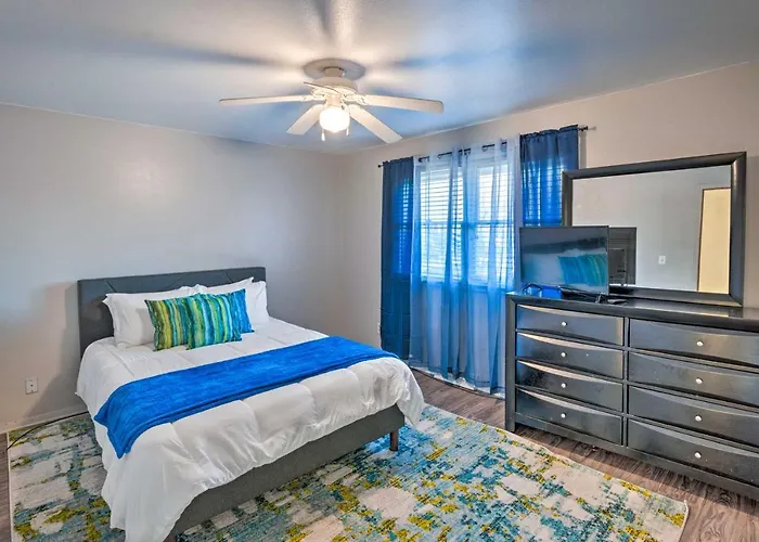 Holiday home Family-friendly W/ Private Yard! *