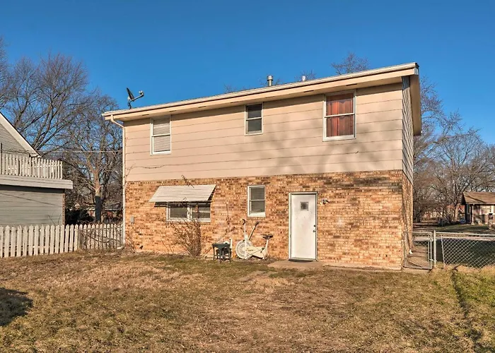 Family-friendly W/ Private Yard! Rockford