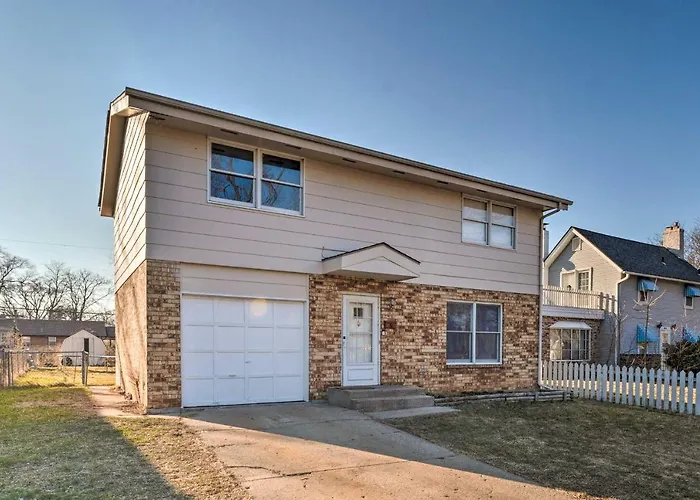 Family-friendly W/ Private Yard! Hébergement de vacances Rockford