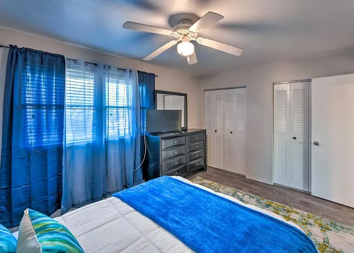 Family-friendly W/ Private Yard! Hébergement de vacances