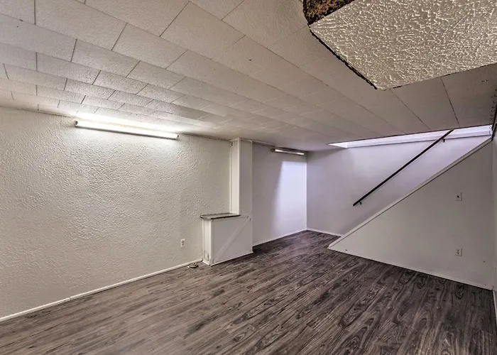 Family-friendly W/ Private Yard! *