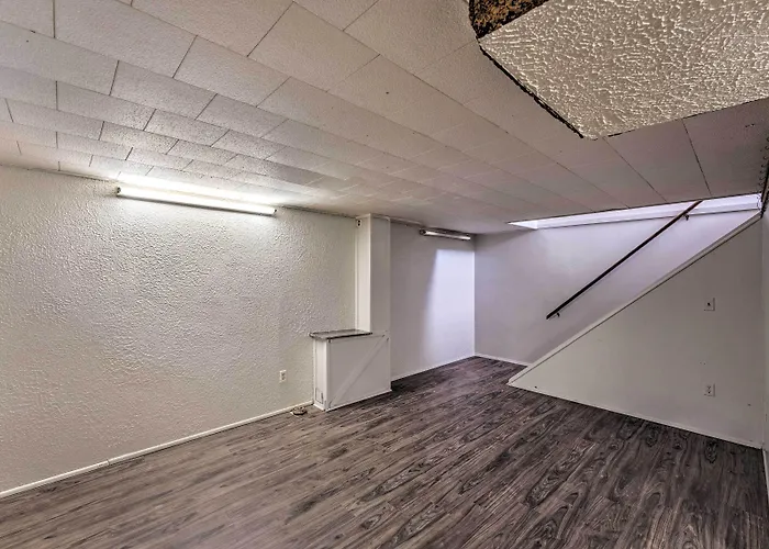 Family-friendly W/ Private Yard! Rockford