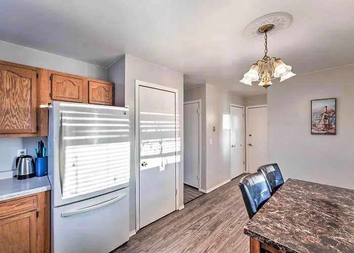 Family-friendly W/ Private Yard! Rockford